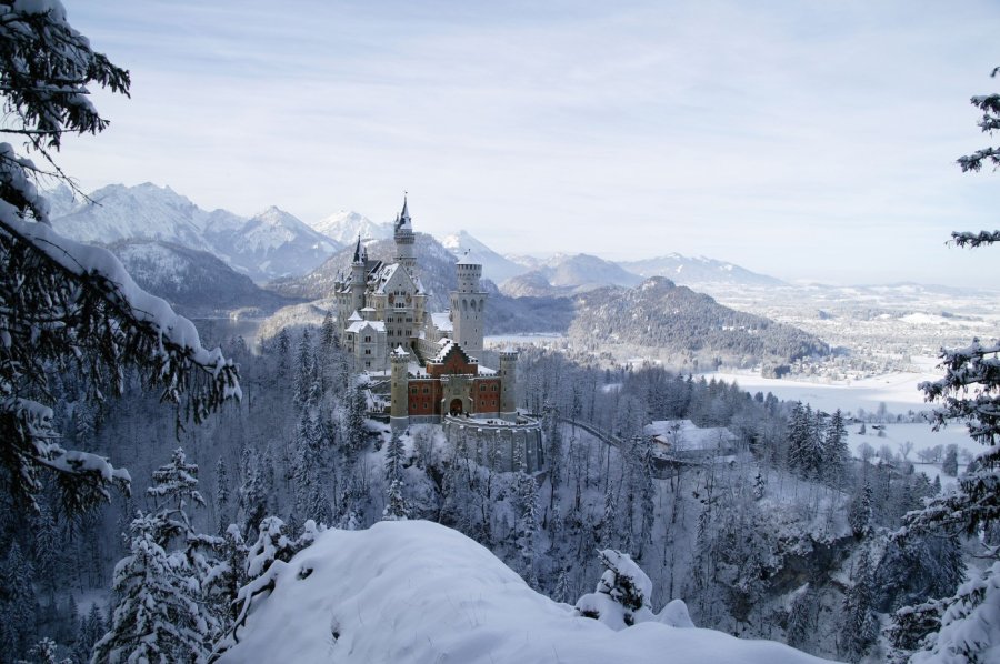 Das Schloss Neuschwanstein im Winter das sich ganz in der Nähe des Hotel König Ludwig in Schwangau befindet