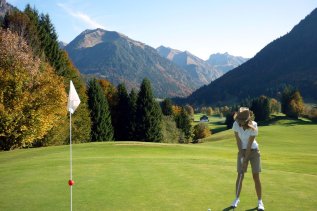 Eine Frau beim Golfen in einem der Golfclubs in der Nähe vom Hotel Exquisit in Oberstdorf