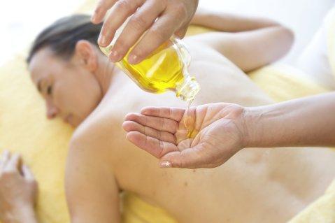 Eine Frau genießt eine wohltuende Massage im Biohotel Eggensberger in Füssen / Hopfen am See