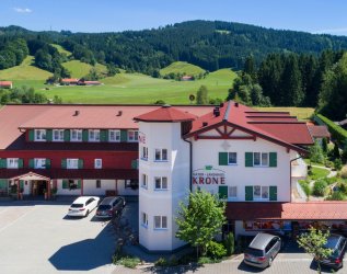Außenansicht des Naturlandhaus Krone in Maierhoefen mit Blick auf das Hotelgebäude und die schöne Lanschaft in der Umgebung