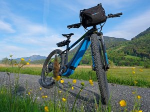 Ein ausgeliehenes E-Fahrrad in der schönen Landschaft rund um das Hotel Allgäu Sonne in Oberstaufen