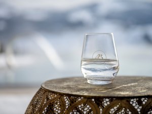 Ein Glas mit dem Logo des Hotel Bergkristalls - Mein Resort im Allgäu in Oberstaufen wurde dekorativ für ein Bild positioniert