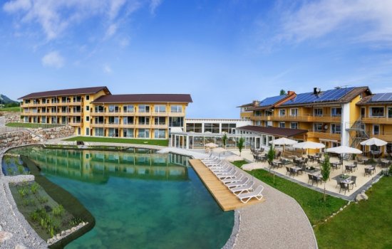 Nesselwanger Hof Außenansicht Sommer Außenansicht des Nesselwanger Hofs in Nesselwang im Sommer mit Blick auf das Hotelgebäude