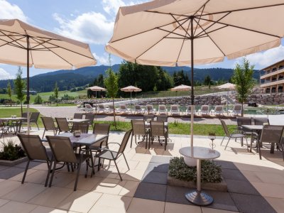 Außenansicht des Nesselwanger Hof in Nesselwang im Sommer mit Blick auf die Terrasse