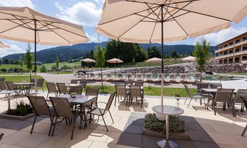 Außenansicht des Nesselwanger Hof in Nesselwang im Sommer mit Blick auf die Terrasse