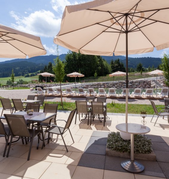 Außenansicht des Nesselwanger Hof in Nesselwang im Sommer mit Blick auf die Terrasse