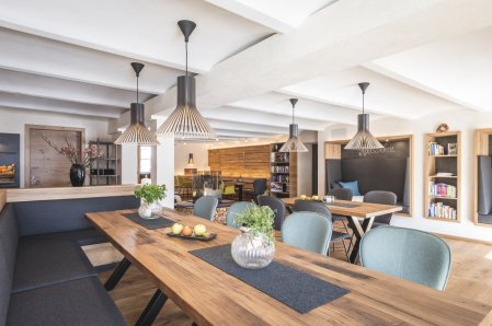 Lounge mit Sitzecke und schöner moderner Einrichtung im Naturlandhaus Krone in Maierhoefen
