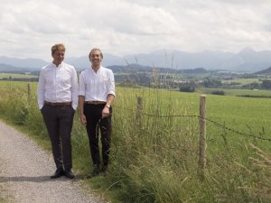 Die Hoteliers des Wellnesshotels Mittelburg in Oy-Mittelburg bei einem Spaziergang im Sommer