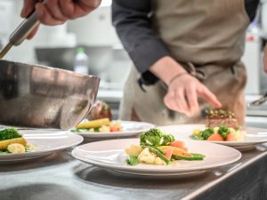 Mitarbeiter des Sonnenalp Resorts in Ofterschwang bereiten in der Küche Speisen zu.