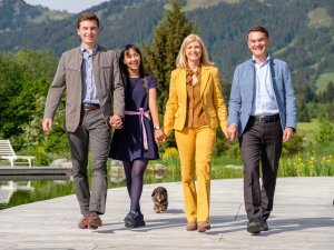 Die Gastgeberfamilie im Sonnenalp Resort in Ofterschwang mit Hund.