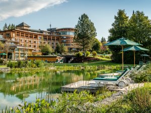 Außenansicht des Sonnenalp Resort in Ofterschwang im Sommer mit Blick auf das Hotelgebäude und die Außenanlage