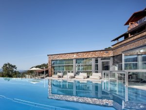 Der Infinitypool mit Bergpanorama im Hotel Bergkristall - Mein Resort im Allgäu in Oberstaufen.