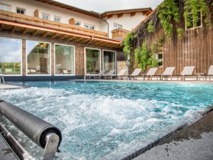 Blick auf den Außenpool im Hanusel Hof in Weitnau