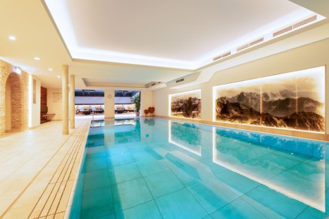 Indoorpool im Wellnessbereich des Hotel Garni Schellenberg in Oberstdorf.