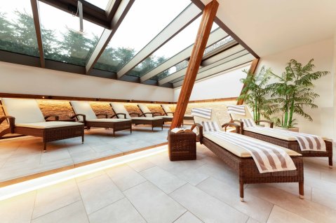 Ruheliegenbereich im Wellnessbereich im Hotel Schellenberg in Oberstdorf.
