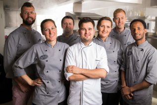 Ein Gruppenfoto des Küchenteams im Haubers Naturresort in Oberstaufen.