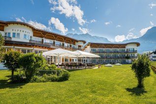 Hotel Alpenhof Außenansicht Sommer