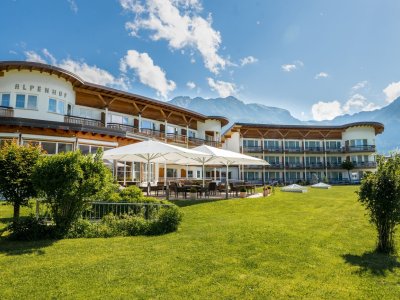 Außenansicht vom Best Western Plus Hotel Alpenhof in Oberstdorf im Sommer