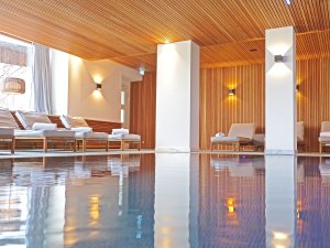 Schöner und moderner Innenpool im Hotel Allgäu Sonne in Oberstaufen