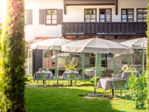 Außenansicht vom Freiberg Romantik Hotel in Oberstdorf mit Blick auf den Garten
