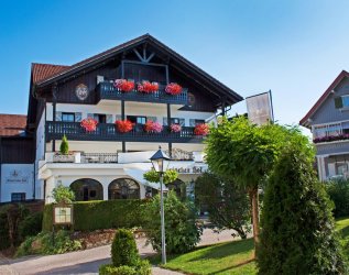 Außenansicht des Kur und Sporthotel Bayerischer Hof in Oberstaufen im Sommer mit Blick auf das Hotelgebäude