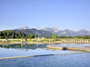 Der Außenpool mit Bergpanorama im Hotel König Ludwig in Schwangau im Sommer