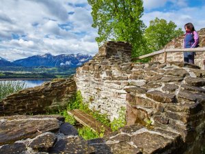 Wandermöglichkeiten am See mit Blick auf die Berge im Biohotel Eggensberger in Füssen / Hopfen am See.
