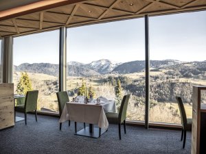 Speiseraum im Hotel Bergkristall - Mein Resort im Allgäu in Oberstaufen mit Bergblick durch die bodenlange Fensterfront