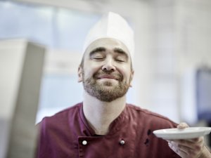 Ein Koch im Hotel Bannwaldsee in Halblech bei der Arbeit.