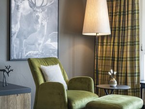 Einblick in eines der modern und gemütlich eingerichteten Zimmer im Bergkristall - Mein Resort im Allgäu in Oberstaufen.