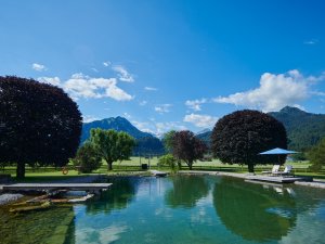Eindruck vom Naturteich vor Bergpanorama im Schüle's Gesundheitsresort und SPA im Sommer
