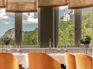 Blick auf das Schloss Neuschwanstein aus dem Restaurant des Hotels AMERON in Schwangau.