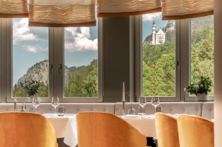 Blick auf das Schloss Neuschwanstein aus dem Restaurant des Hotels AMERON in Schwangau.