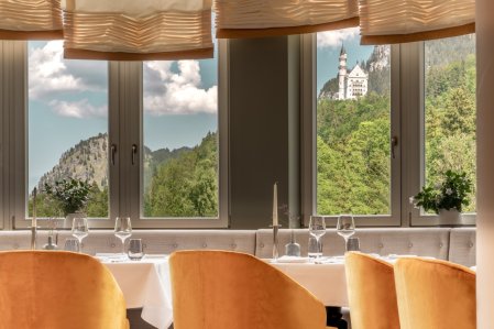 Blick auf das Schloss Neuschwanstein aus dem Restaurant des Hotels AMERON in Schwangau.