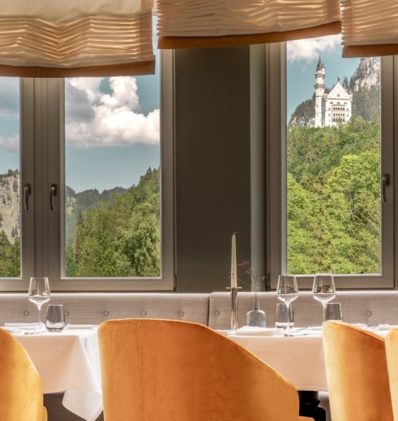 Blick auf das Schloss Neuschwanstein aus dem Restaurant des Hotels AMERON in Schwangau.