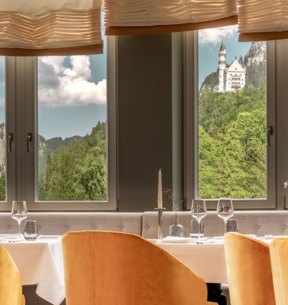 Blick auf das Schloss Neuschwanstein aus dem Restaurant des Hotels AMERON in Schwangau.