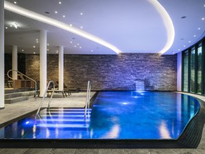 Blick auf den Indoorpool im Wellnessbereich des AMERON Neuschwanstein in Schwangau.
