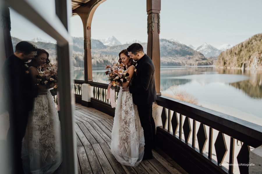 AMERON Neuschwanstein Hochzeit Brautpaar am Alpsee. Hochzeit feiern im AMERON in Schwangau.