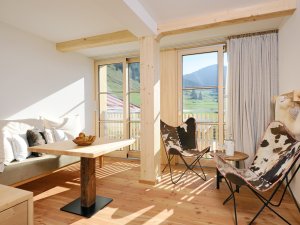 Einblick in eines der hellen und modern eingerichteten Zimmer im HUBERTUS Mountain Refugio Allgaeu in Balderschwang.