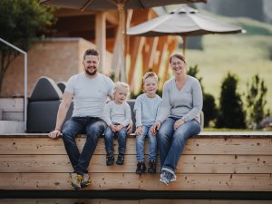 Die Hoteliersfamilie im HUBERTUS Mountain Refugio Allgäu in Balderschwang.