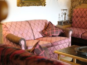 Einblick in die Lounge mit gemütlichen Sofas im Wellnesshotel Mittelburg in Oy-Mittelburg