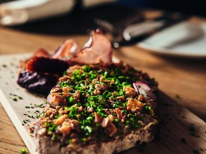 Ansprechend angerichtete Speise im Travel Charme Ifen Hotel im Kleinwalsertal.