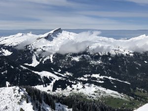 Der Ausblick bei einer Wanderung auf die Bergen im Travel Charme Ifen Hotel im Kleinwalsertal im Winter.