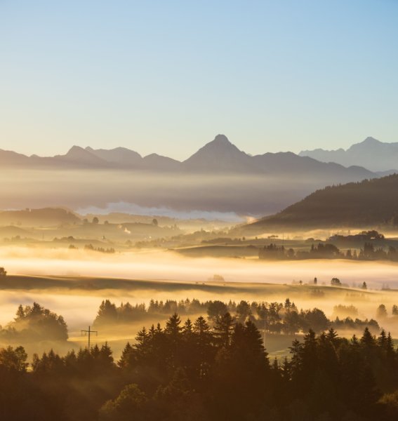 Der Ausblick auf die Berge vom Wellnesshotel Mittelburg in Oy-Mittelburg an einem Sommermorgen