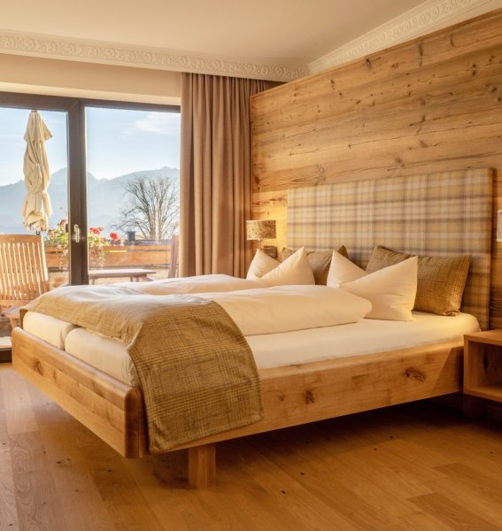 Einblick in eines der modernen und gemütlichen Zimmer im Biohotel Eggensberger in Füssen / Hopfen am See