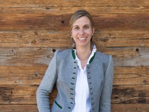 Die Gastgeberin des Alpzitt Chalet-Dorf in Burgberg.