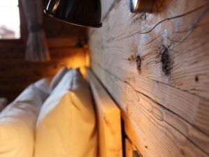 Einblick in eines der modernen Chalets der Alpzitt Chalets in Burgberg mit Holzwänden.