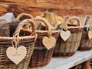 Holzkörbe für das Alpzitt Chalet Dorf in Burgberg.