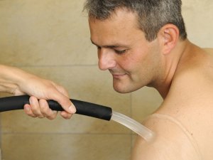 Ein Gast des Biohotel Eggensberger in Füssen / Hopfen am See erhält eine Wellnessbehandlung.