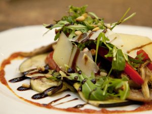 Eine ansprechend angerichtete Speise im Biohotel Eggensberger in Füssen / Hopfen am See.
